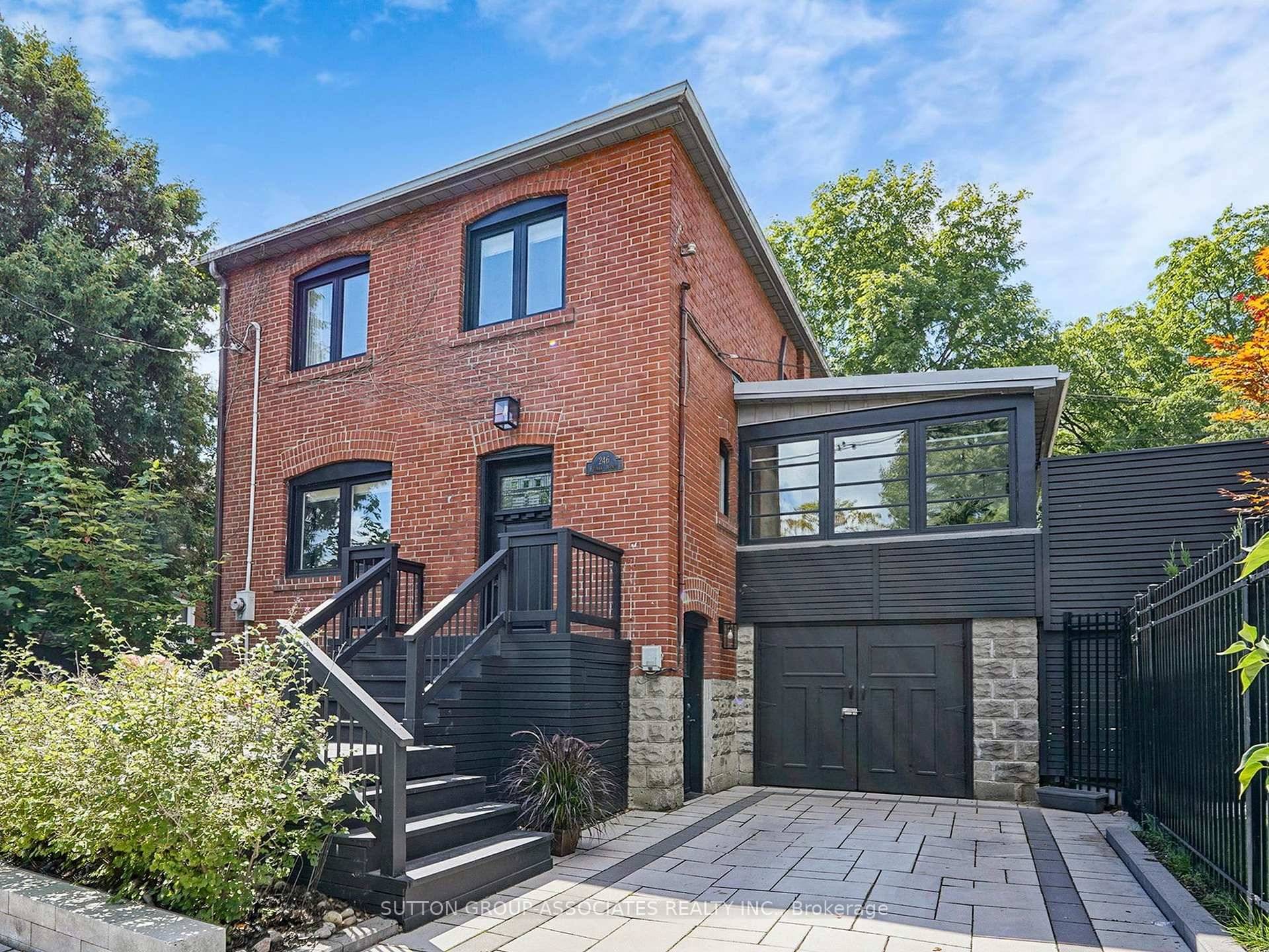 Beautifully Renovated Family Home In Davisville Village !