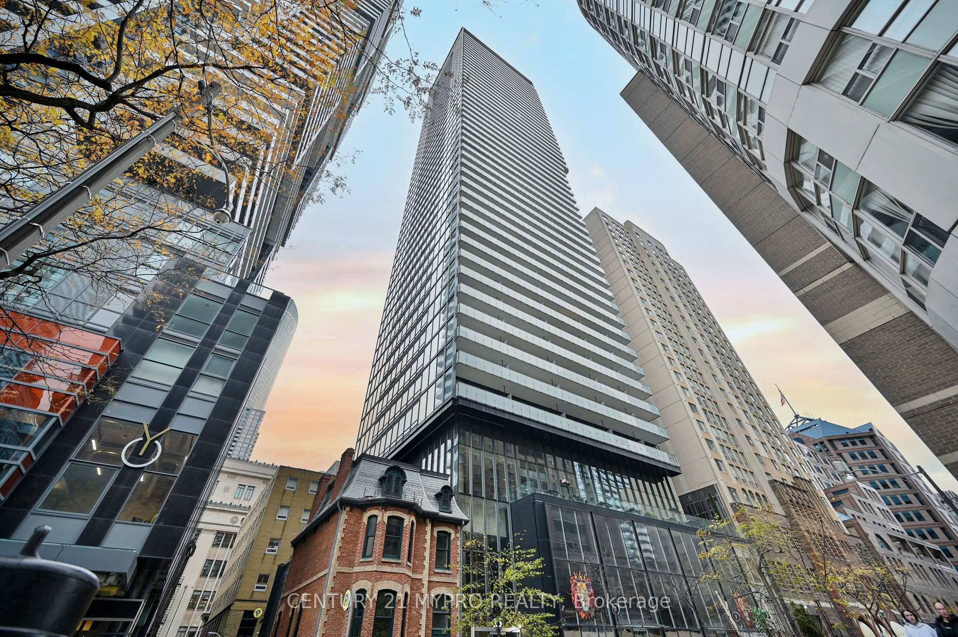 Incredibly Well Maintained One Bedroom, One Bath Layout In The Prestigious Bay St.