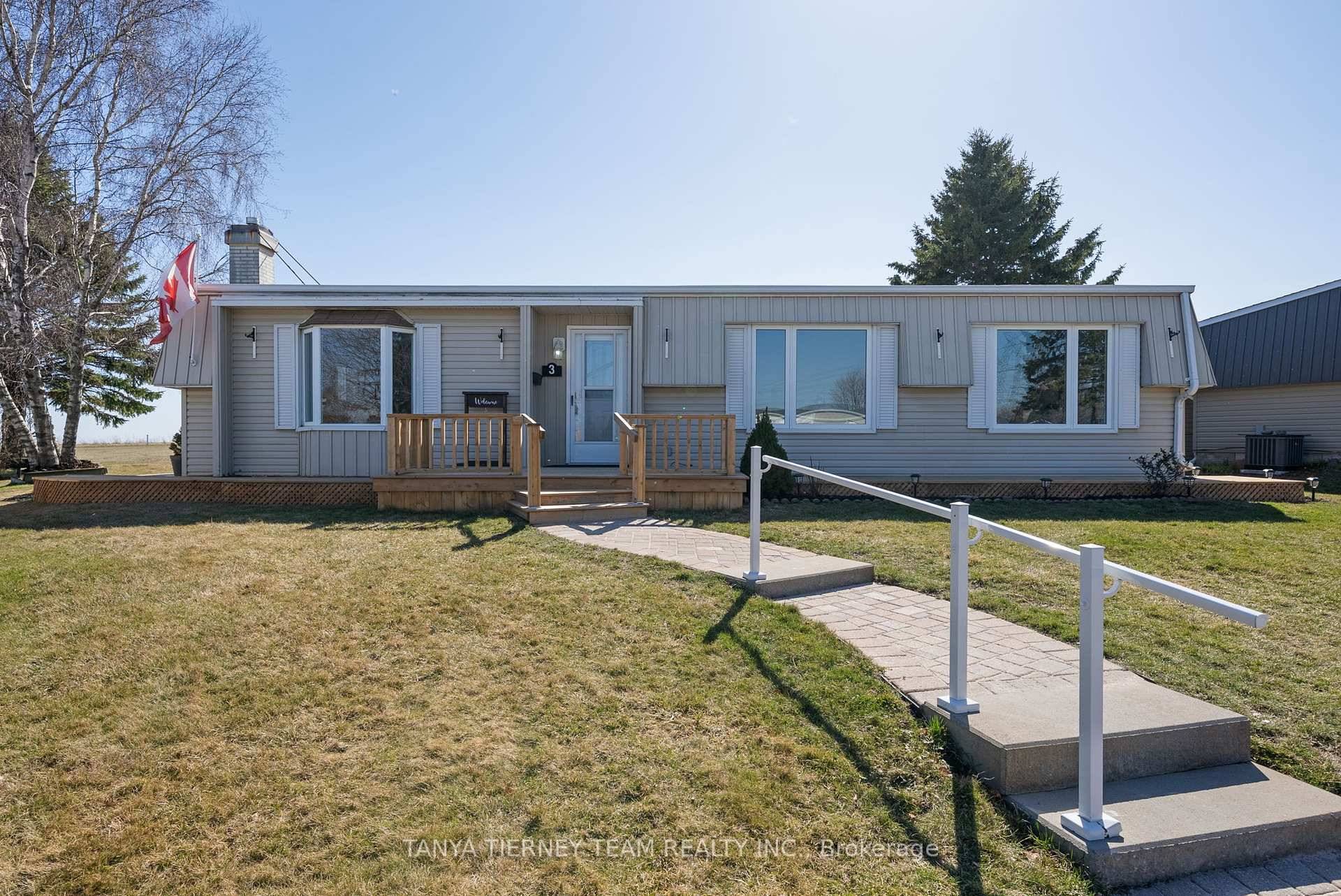 LARGE UNIT ! Approx. 1, 700 sqft of living space !
