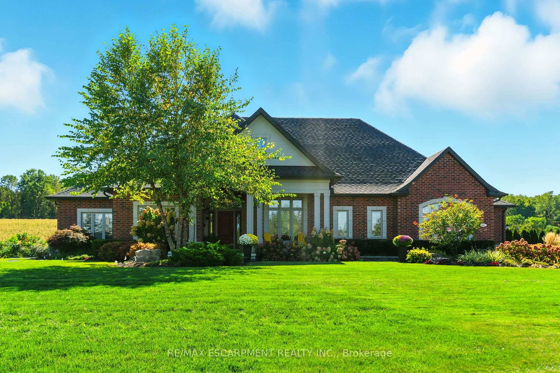 Welcome to 41 Shakespeare Road in the desirable Greensville community.