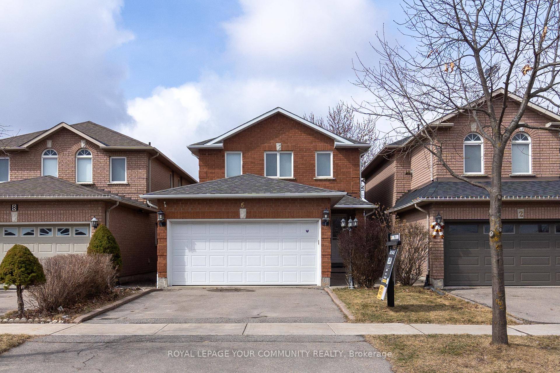 Welcome to this bright and spacious 3 bedroom, 4 bathroom home in the coveted Maple neighbourhood.