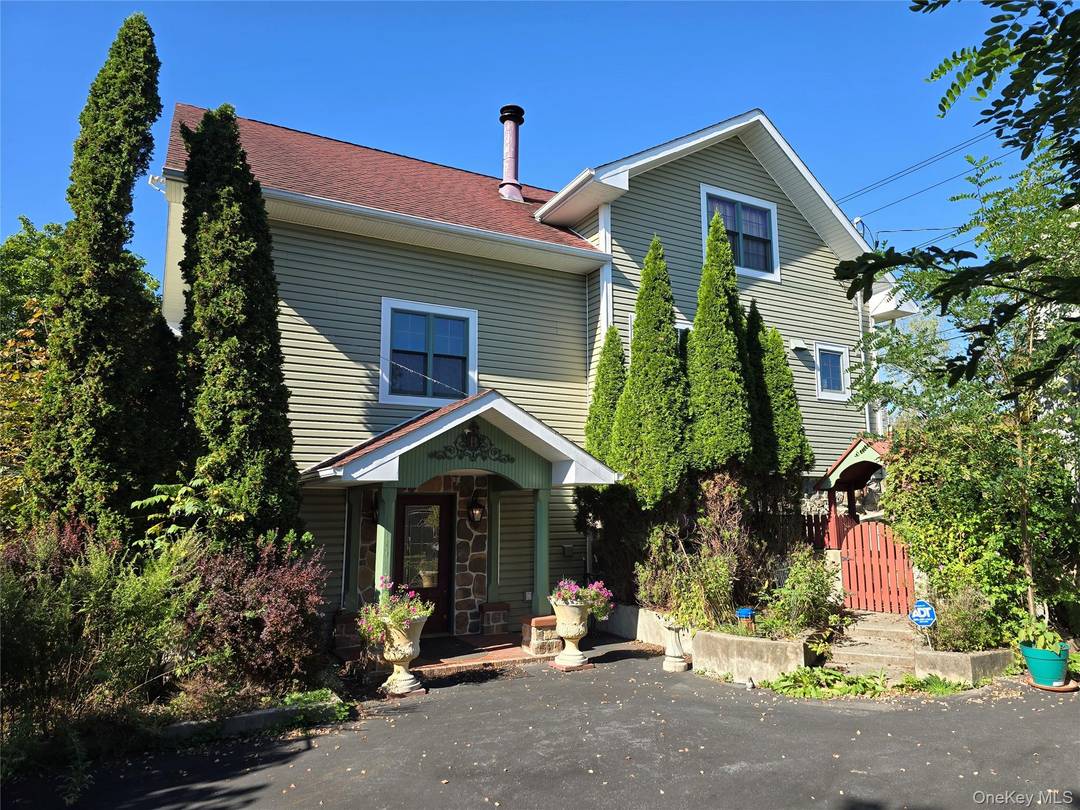 Bloomingburg Farmhouse set on 42.