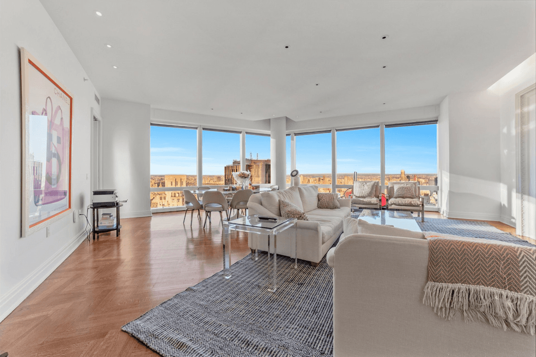 This exquisite, well proportioned corner three bedroom, three and a half bathroom apartment is located on the 69th floor of one of the most prestigious buildings in New York City.