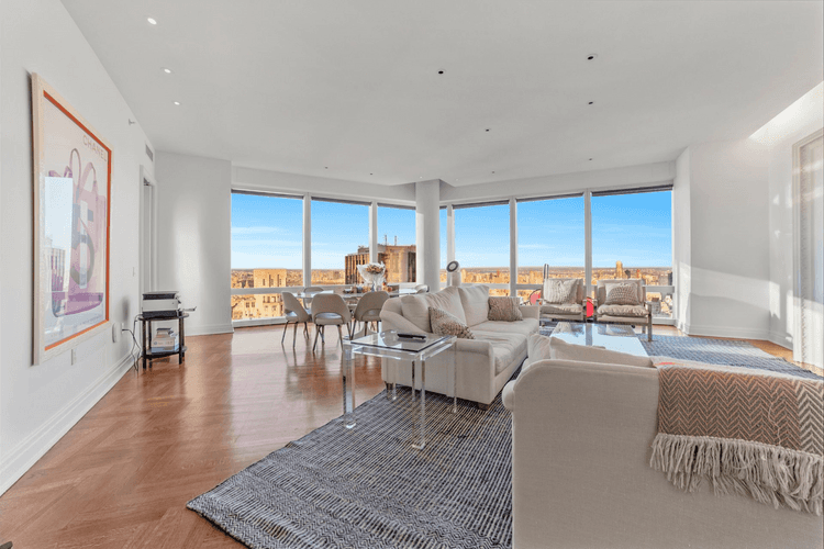 This exquisite, well proportioned corner three bedroom, three and a half bathroom apartment is located on the 69th floor of one of the most prestigious buildings in New York City.