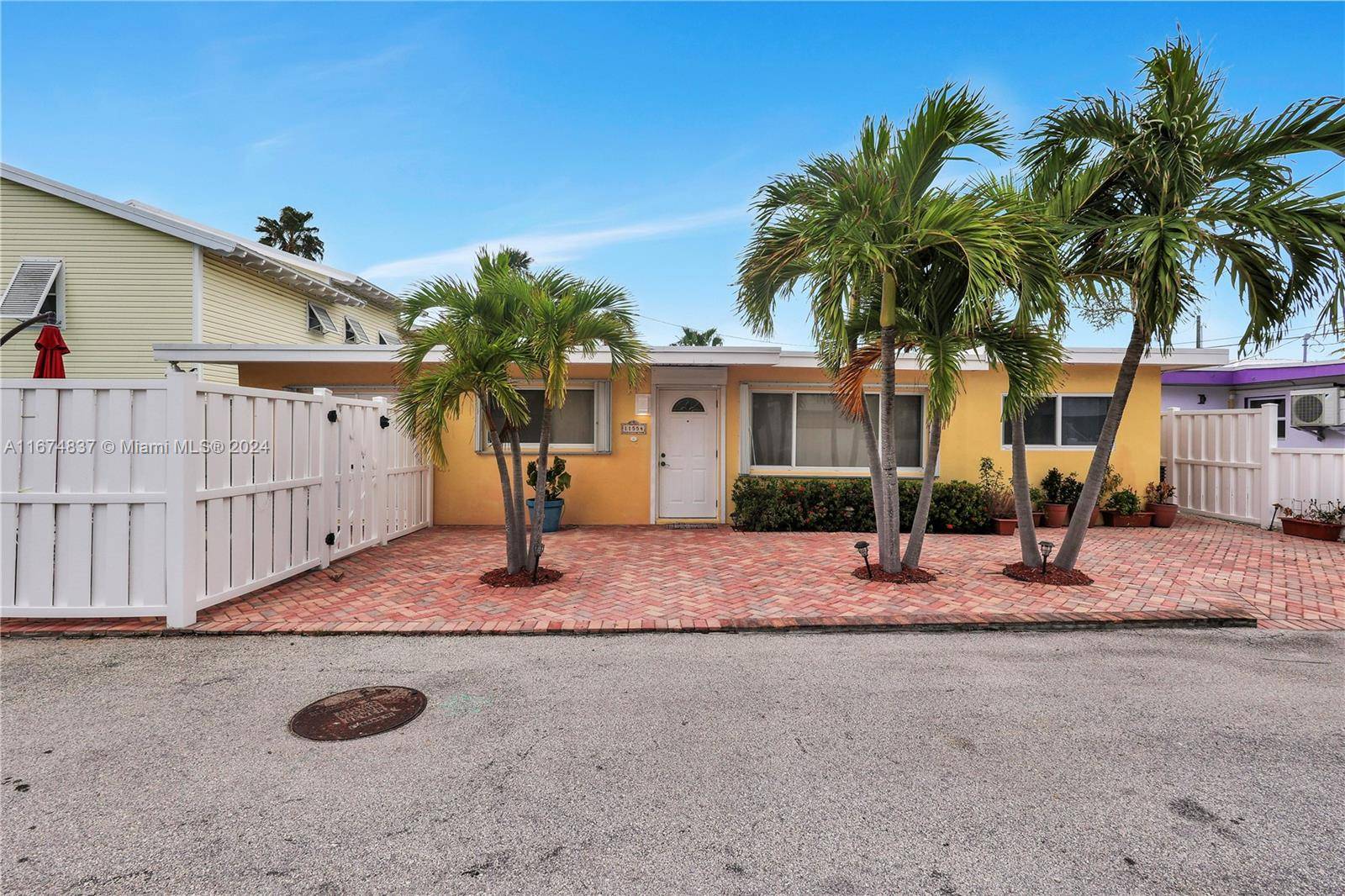 This Cozy and Charming three bedroom 2, two bath home is located in the Little Venice neighborhood of Marathon, one house from the Atlantic Ocean.