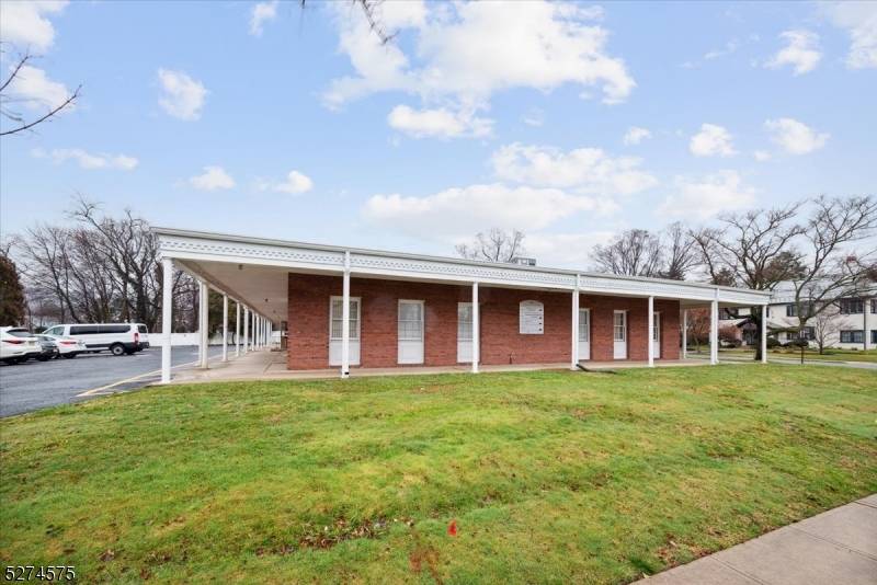 UNBELIVABLE 4 UNIT PROF. MEDICAL BUILDING FOR SALE.