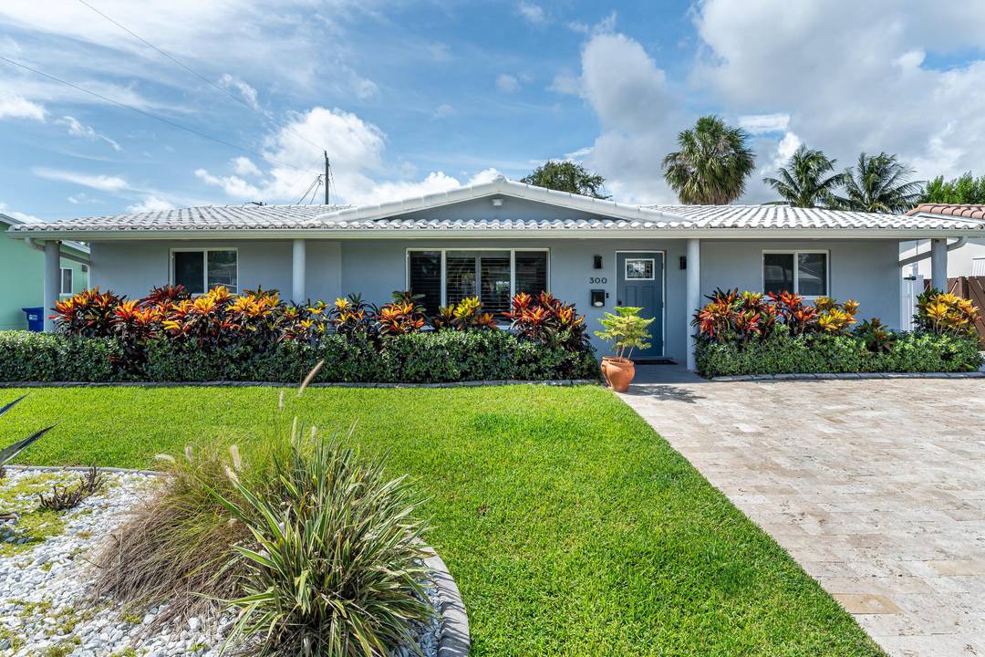 ANNUAL RENTAL AVAILABLE FULLY FURNISHED BEAUTIFULLY REMODELED SINGLE FAMILY HOME WITH BRIGHT, MODERN INTERIORS OPEN LIVING SPACES WITH LARGE FORMAT TILE FLOORS DESIGNER ACCENT WALLS PLANTATION SHUTTERS amp ; CONTEMPORARY ...