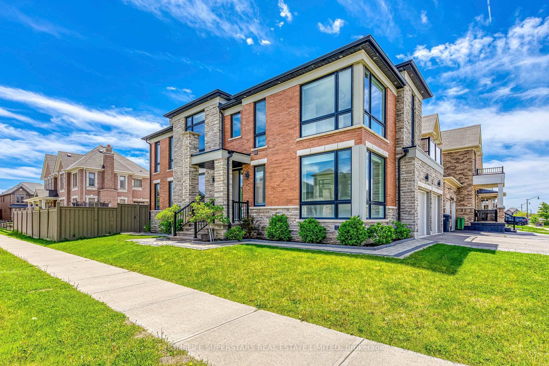 Move In Ready Shows like a MODEL home Quick amp ; Flexible Closing Available Modern Executive design Rare Corner Lot Large Foyer Main level 9ft ceiling Bright and Spacious layout ...