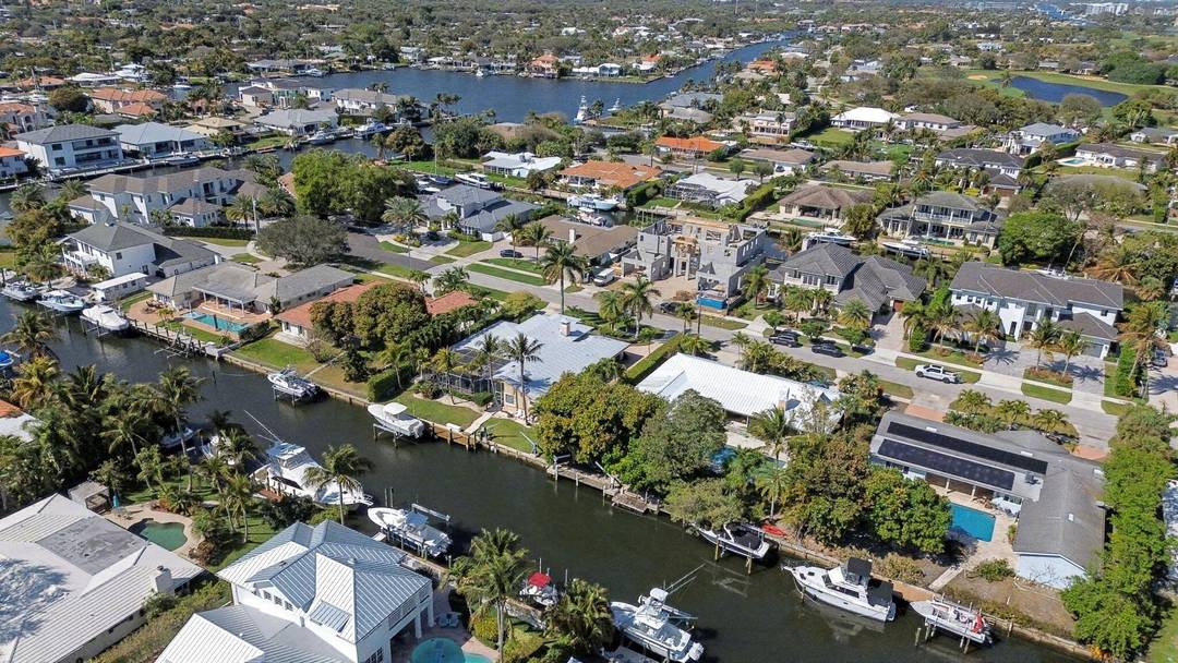 Deep water boating opportunity in North Palm Beach offering 100 feet of protected canal frontage with no fixed bridges and approximately 15 minutes to the inlet.