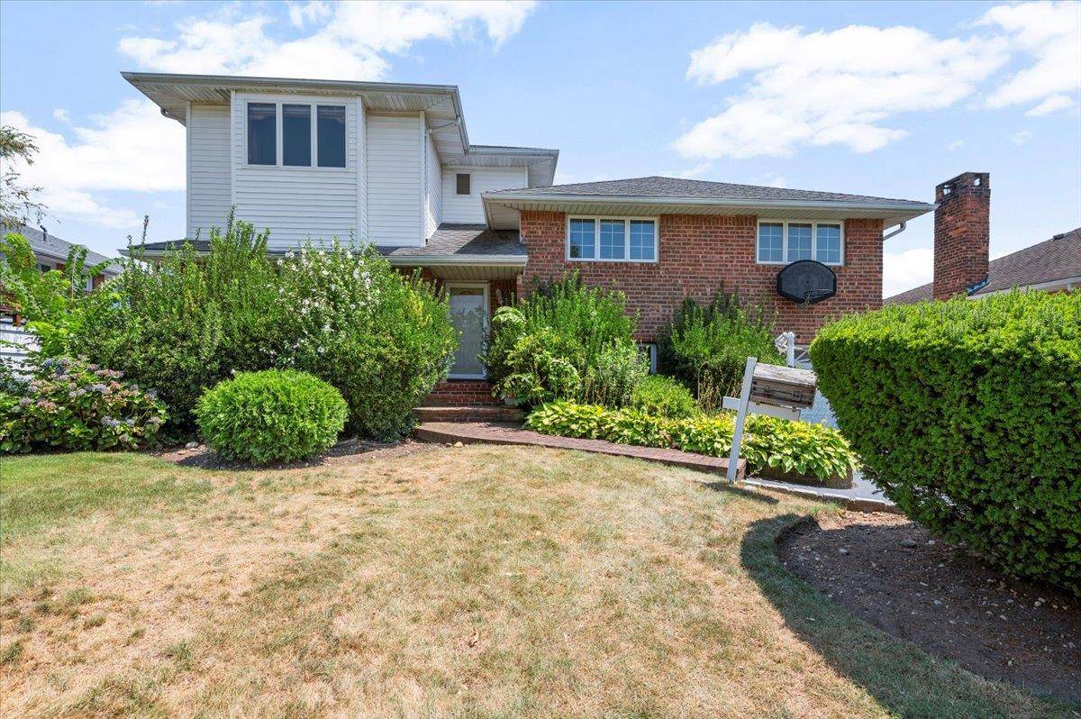 41 Whitman Ave is a spacious 5 bedroom, 3 bathroom split level home with a full floor primary suite extension.
