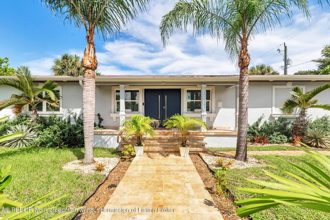 Stunning Remodeled CBS Home in Sought After Northwood Shores !