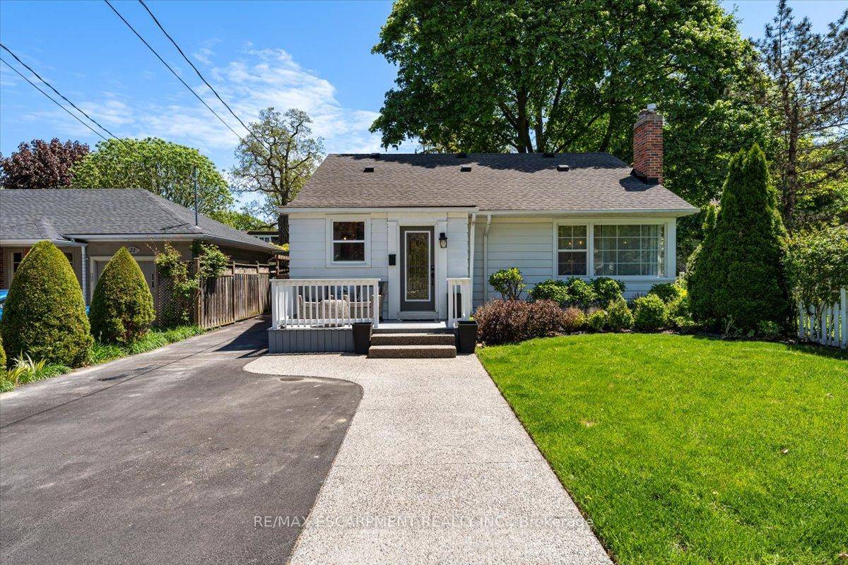 Welcome to 23 Nelles Boulevard where character meets convenience in the heart of Grimsby's most sought after neighbourhood.