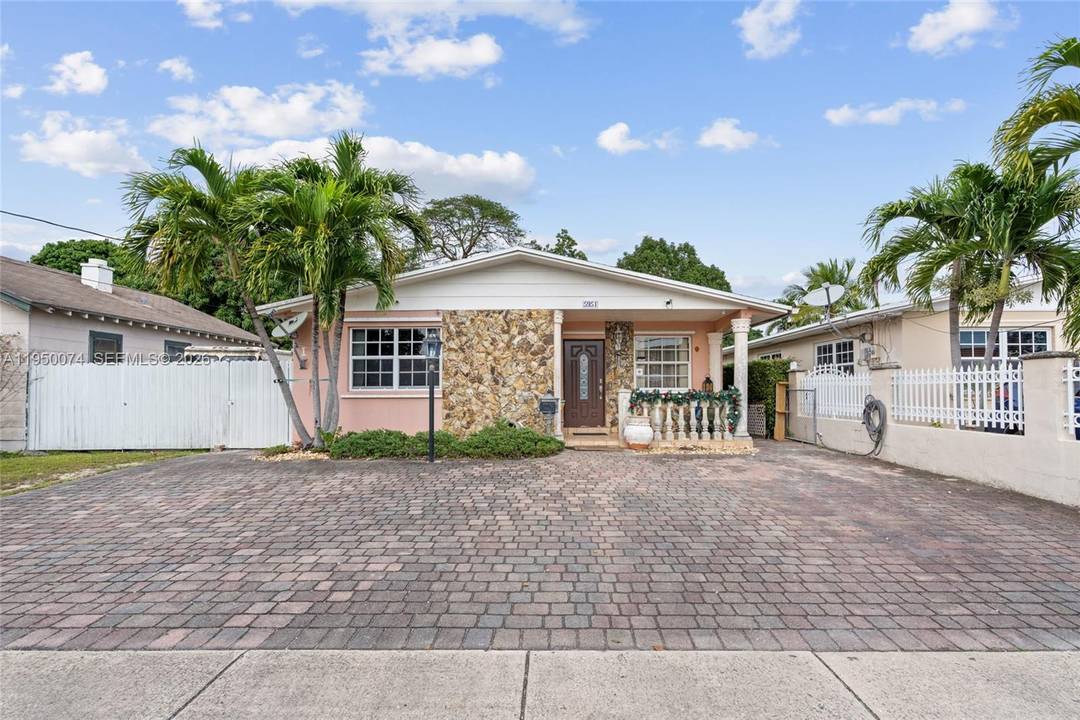 Beautiful 3 bedroom, 2 bath single family home in the heart of Miami.