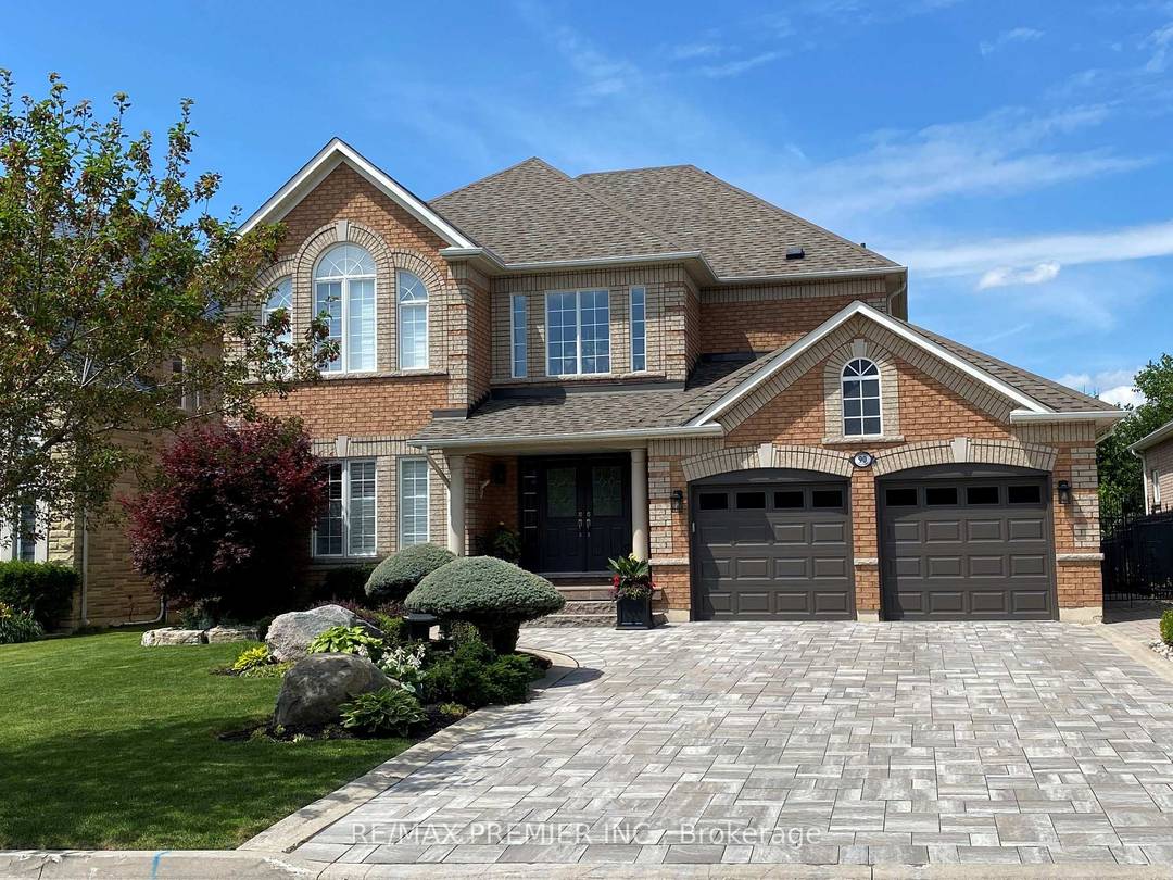 Exquisitely maintained, 4 Bed, 5 Bathroom upgraded residence located in north newer area of Weston Downs ?