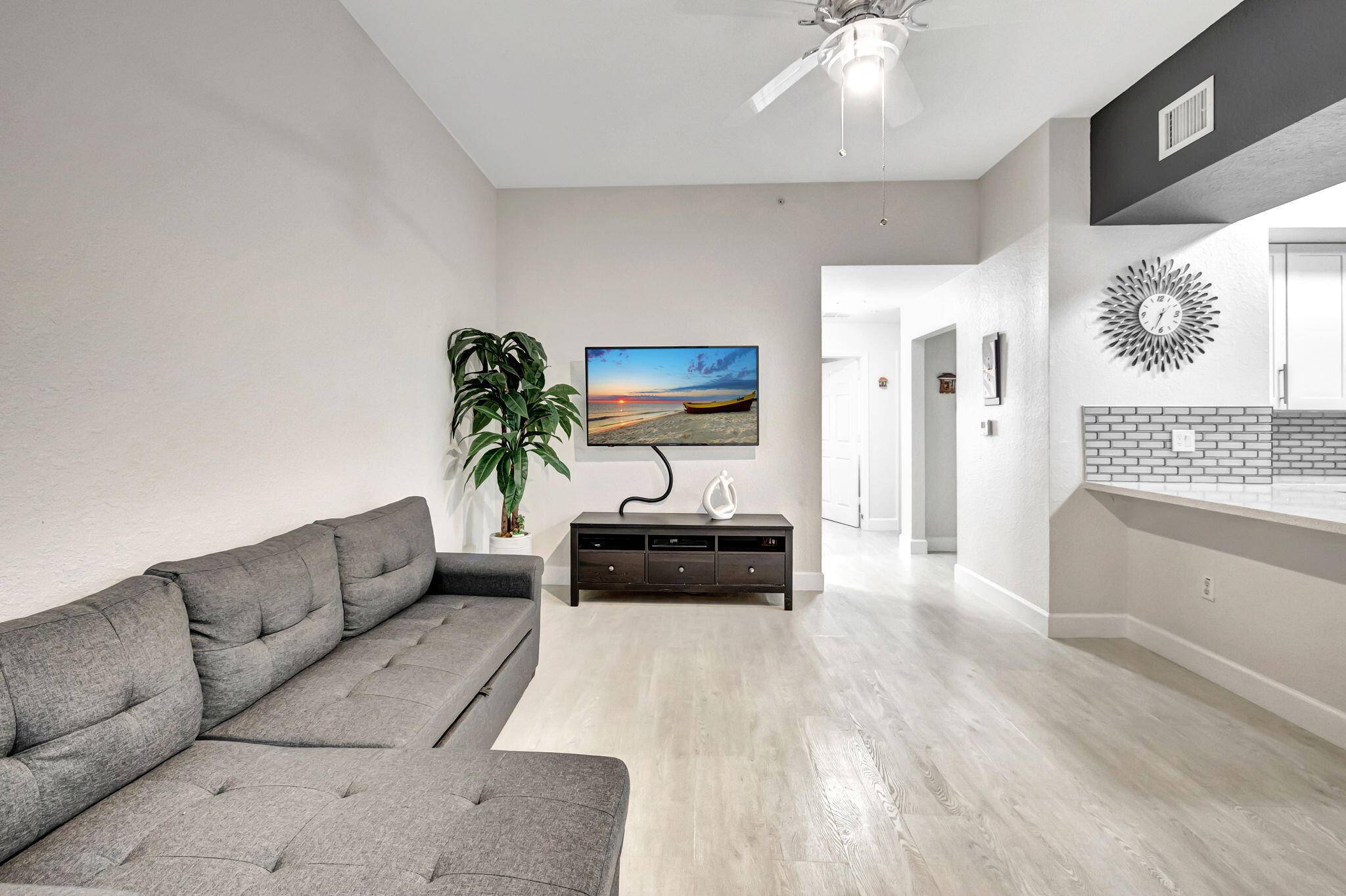 3 2 Beautiful condo located in the heart of Coral Spring, totally renovated.