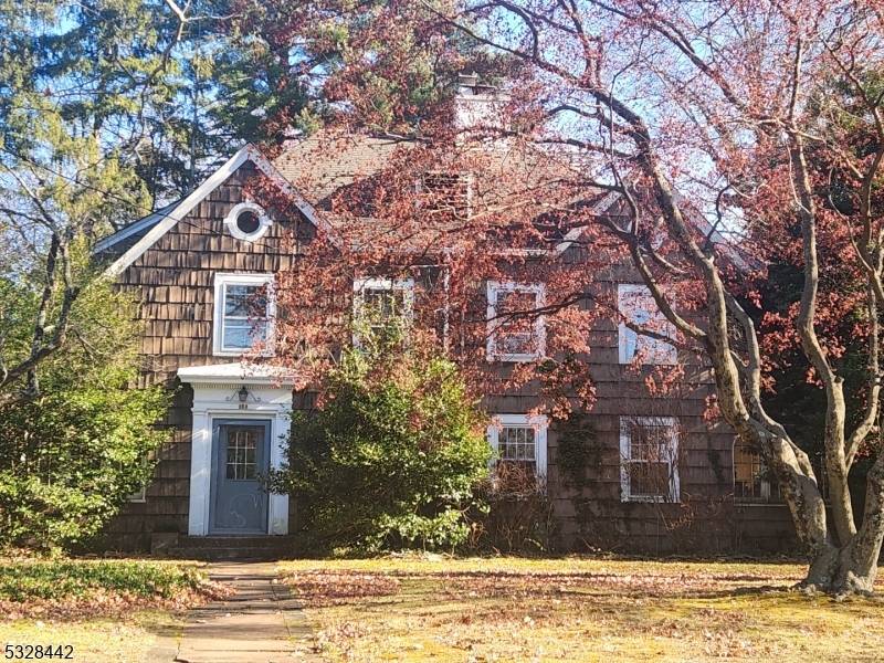 Set in the desirable Hillside district of Plainfield, this 6 bedroom, 3 full bathroom, and 2 half bathroom side hall colonial presents an exceptional opportunity for those looking to buy ...