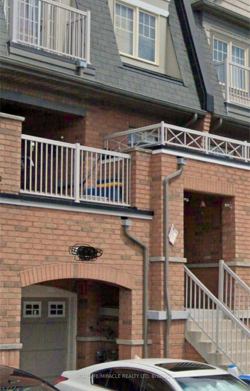 Prime Location ! Beautifully maintained townhome situated right on the border of Brampton and Vaughan, in a highly sought after and family friendly neighborhood.