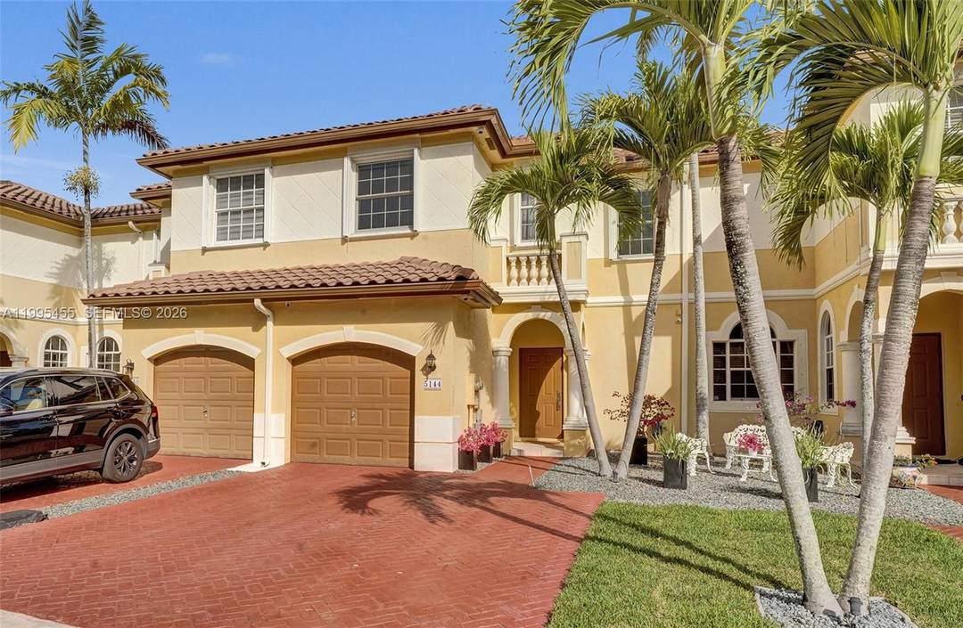 Renovated lakefront residence in a prime Miramar location !
