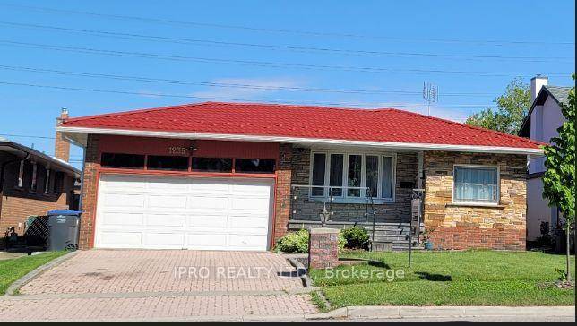 Welcome to the Well Maintained 3Bdrm 4Bath, Bungalow that offers 1275 SF of living space.