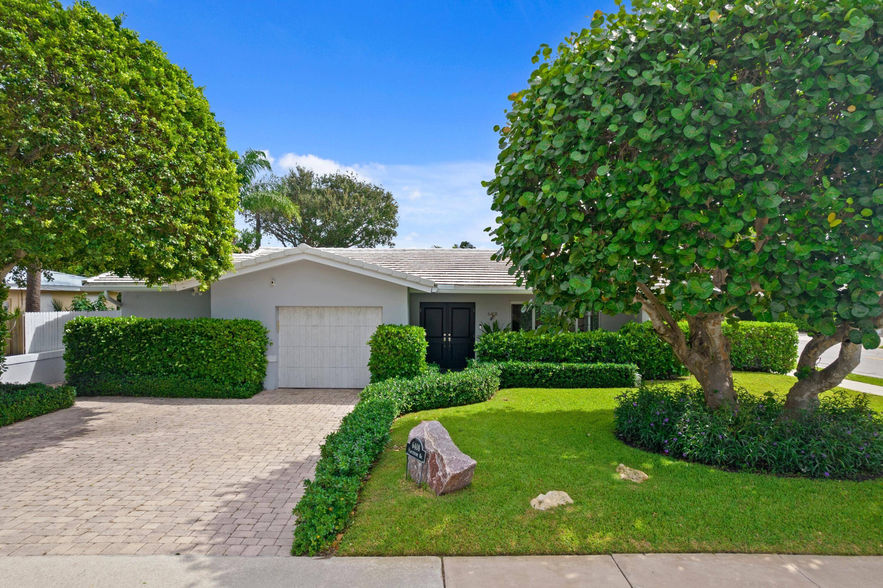Very charming rental opportunity in the desirable South of Southern SoSo neighborhood.