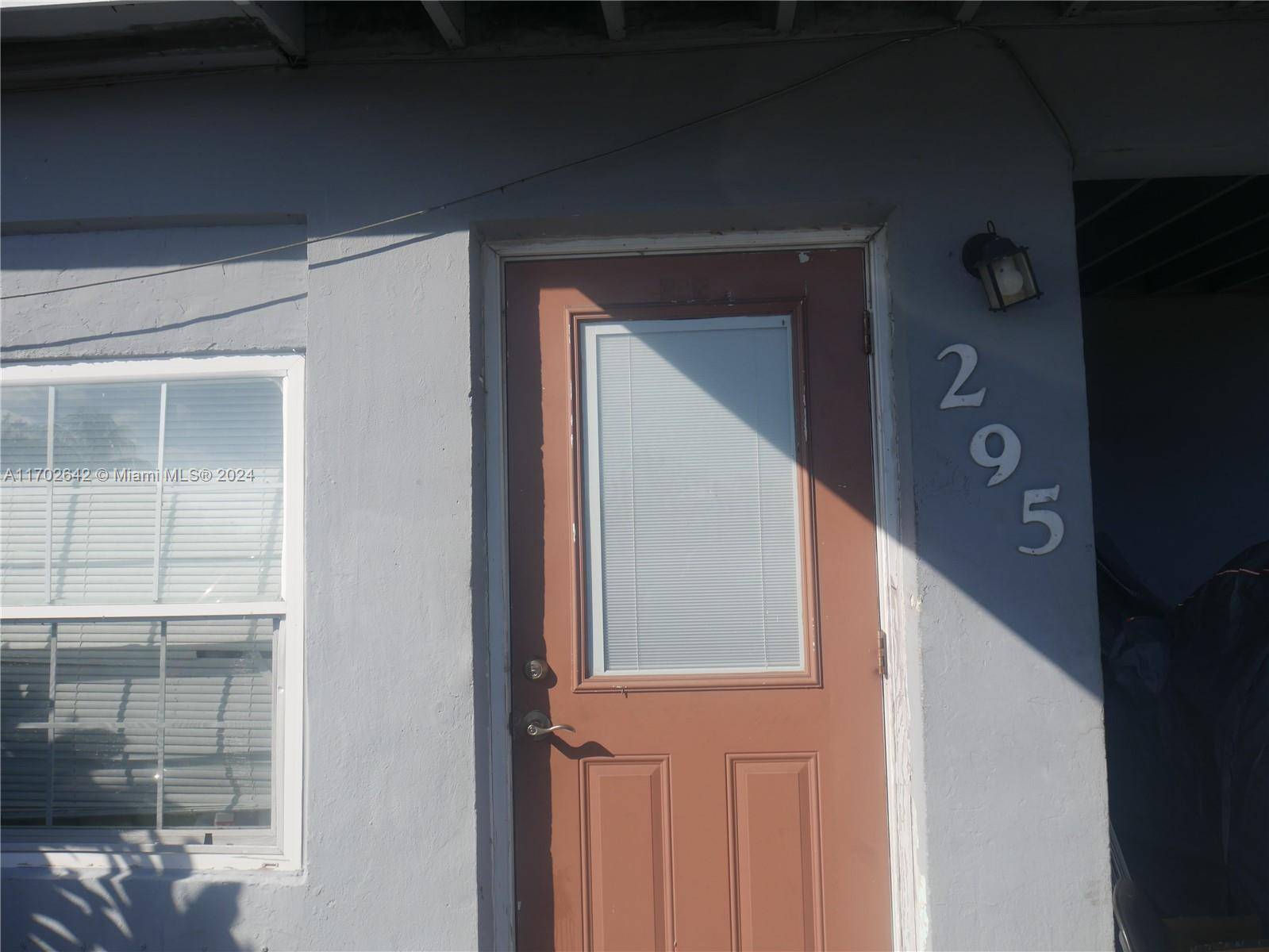3 bedrooms 2 bathrooms home in the heart of fort lauderdale, close to Highway and major shopping stores.