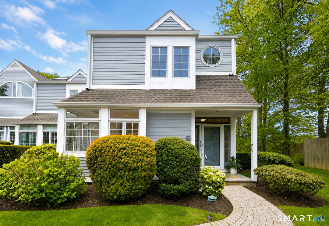 Experience luxury, privacy, and convenience at Middlesex Commons.