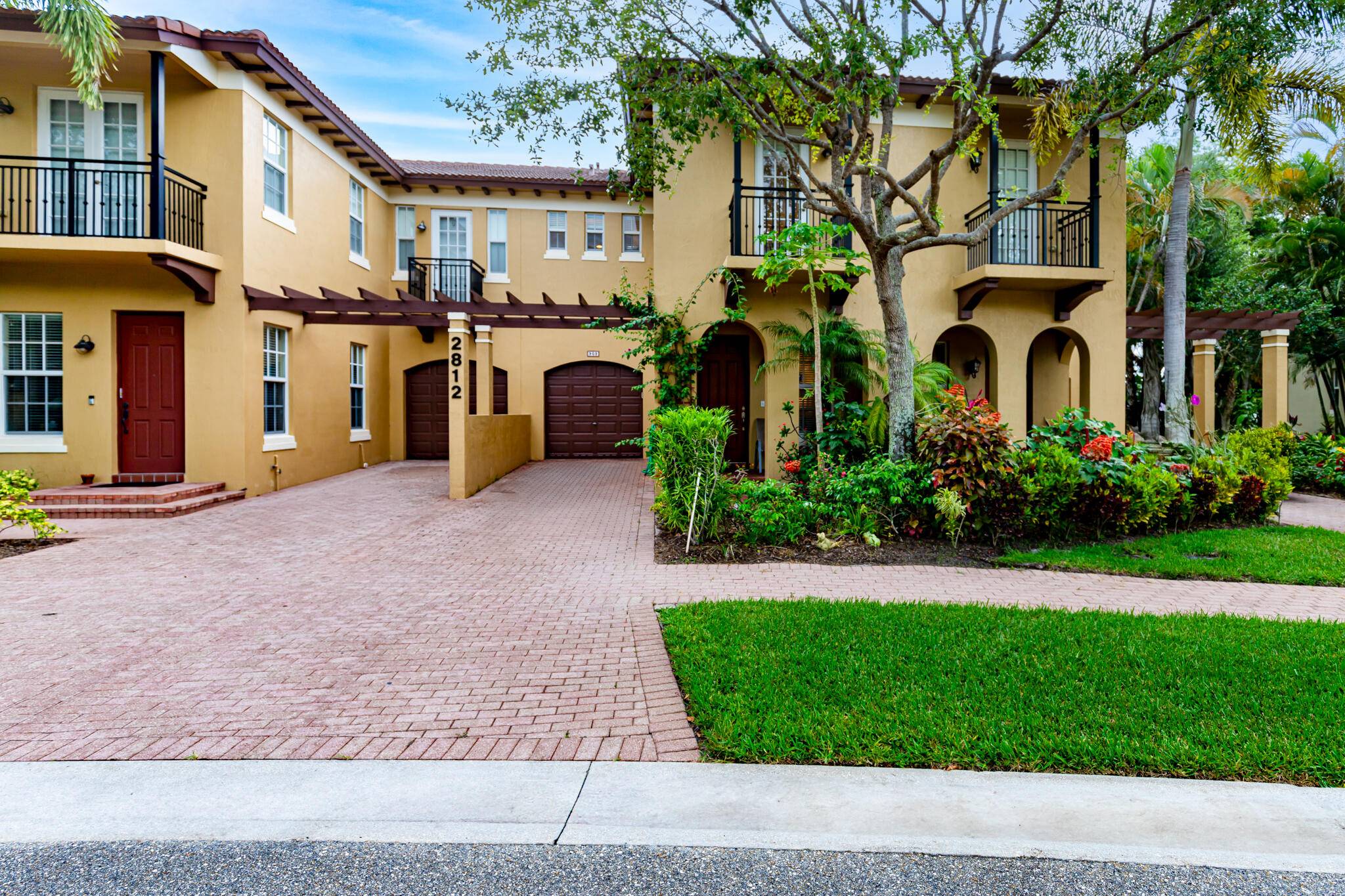 Welcome to your dream home in the heart of West Palm beach !