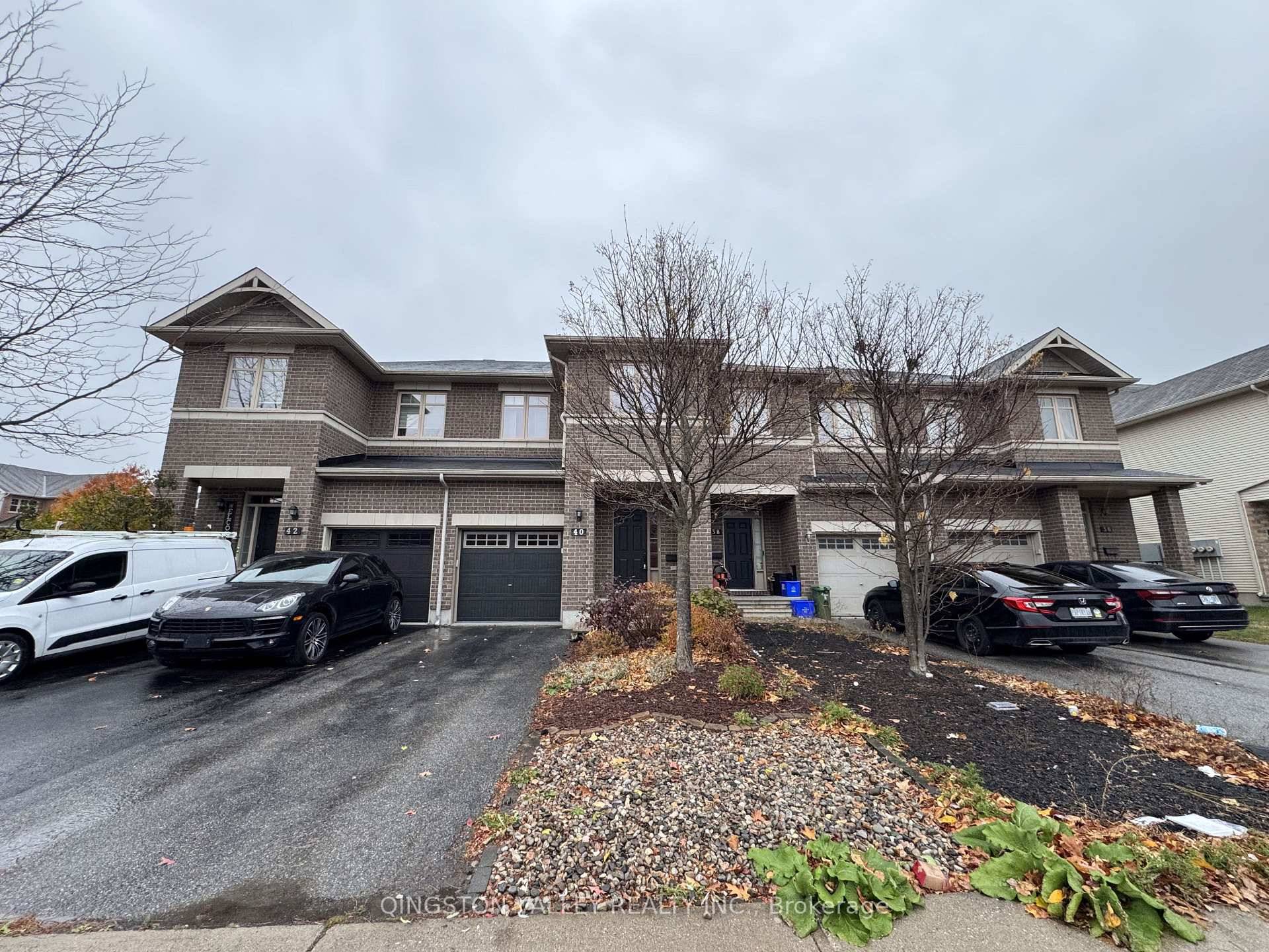 Discover modern living at its finest in this beautifully designed townhouse located at the sought after Kanata Lakes !