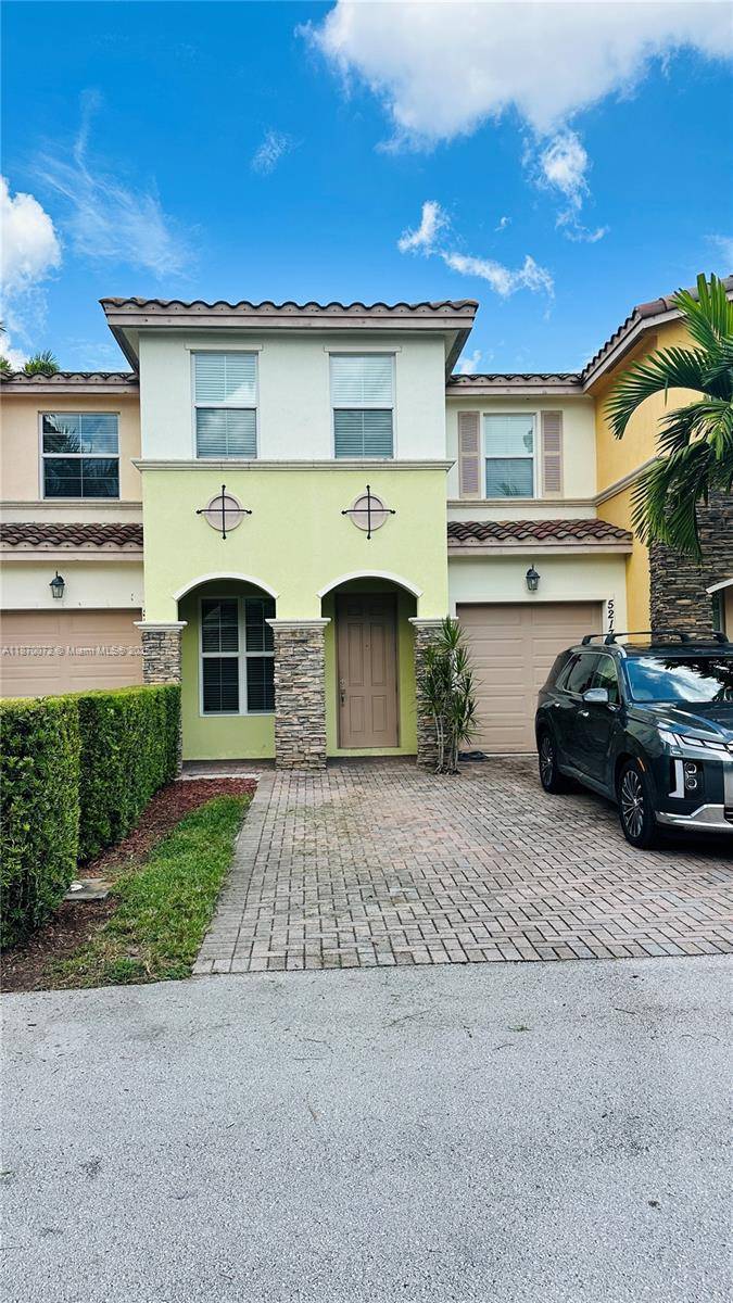 Gorgeous 3 2. 5 Townhome in Belle Tara with high ceilings.