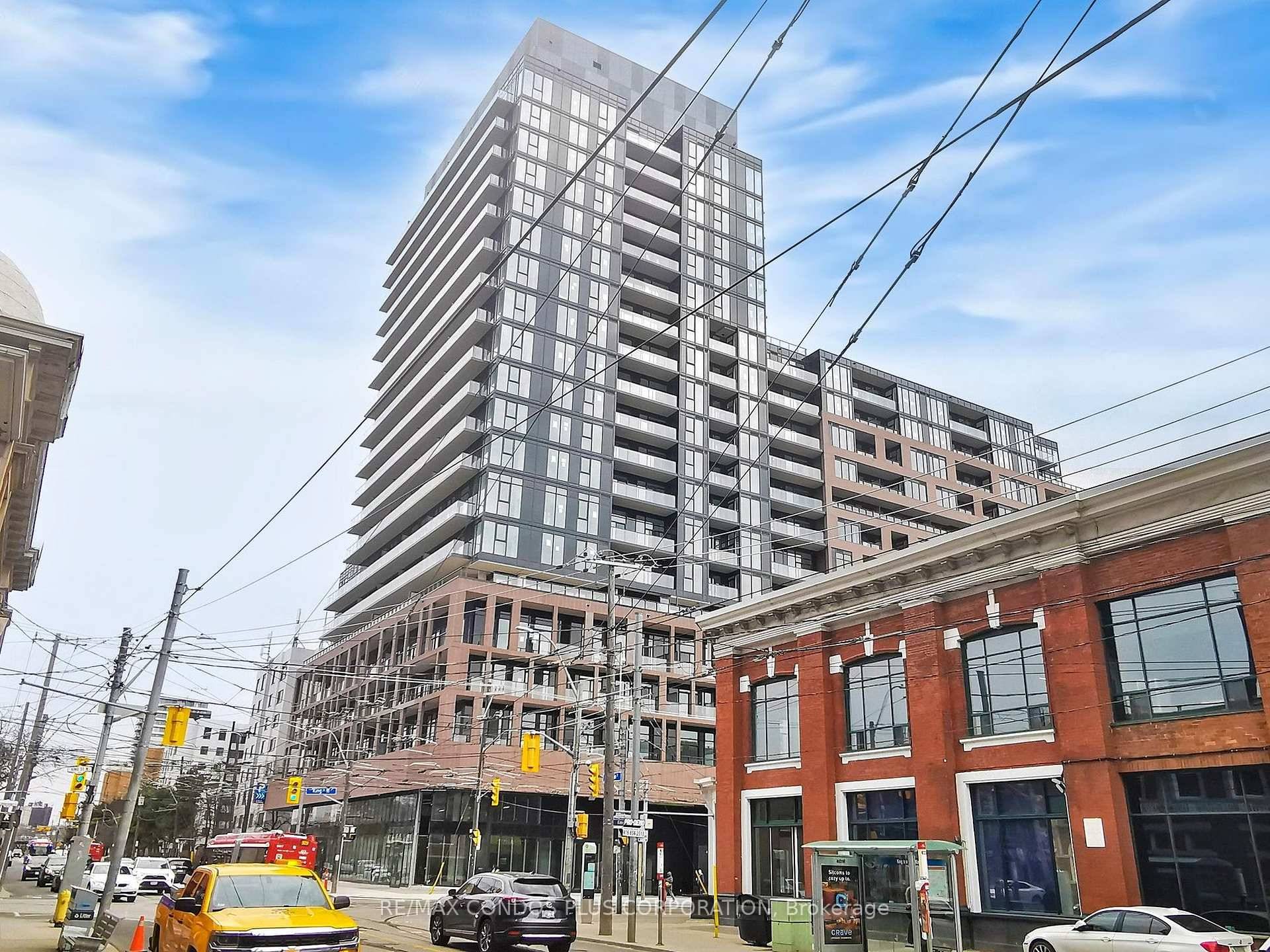 XO2 ! Bright and spacious 2 bed den, 2 bath in Toronto's desirable West King West neighbourhood.