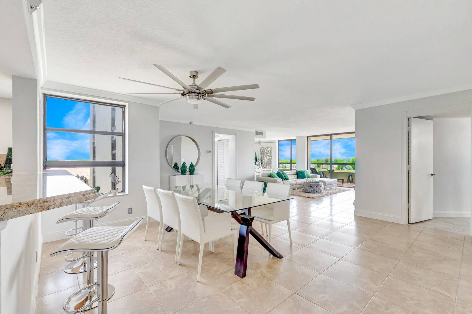 Spectacular Renovated Modern Luxury 6th Floor Corner Condo with 3 Bedrooms 2.