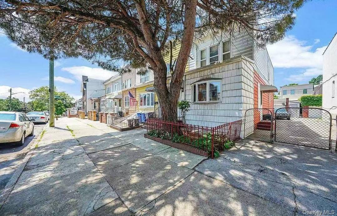 This semi detached 2 family home with 3 bedrooms and 3 bathrooms, it is in a very convenient, walkable location close to all amenities, and offers easy access to Manhattan ...
