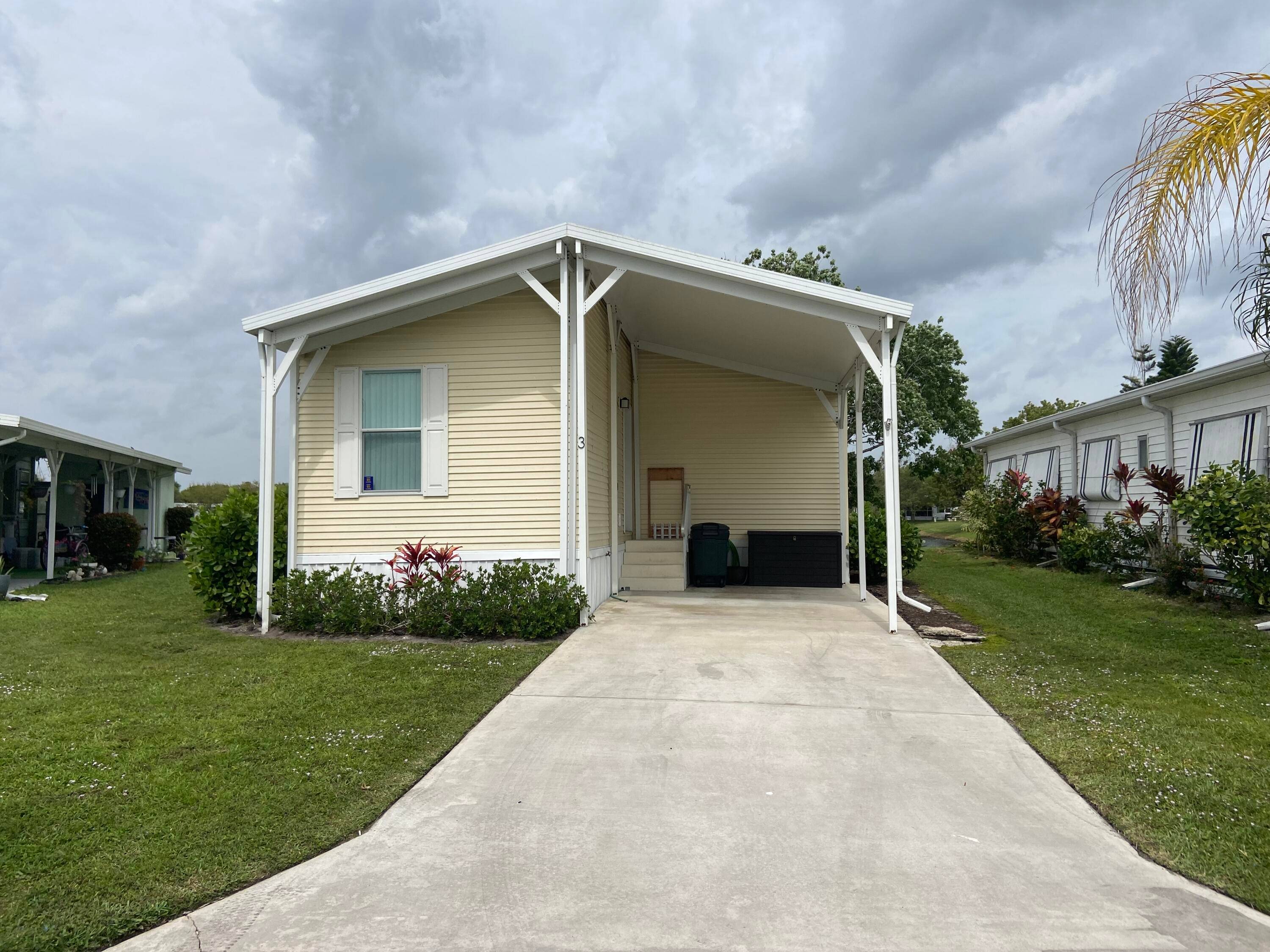 PRIME LOCATION in this PET FRIENDLY lake lot in a great 55 community on leased land.