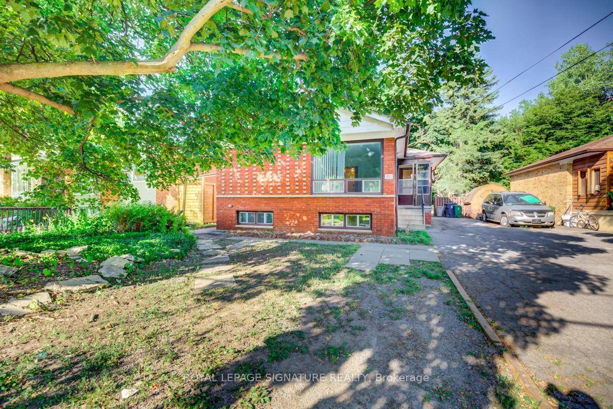 Commuter central location, close to Hwy 401 amp ; Hwy 400 DVP, mins drive to TTC Subway !