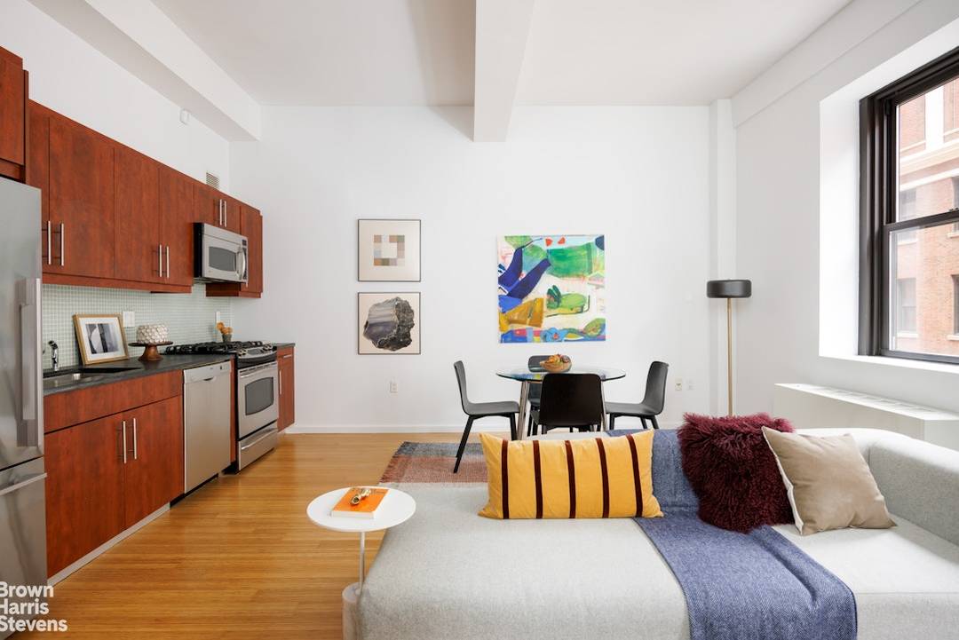 Building Architect Ralph Walker 1928 Condo Conversion Beyer Blinder Belle 2007 Welcome home to your 917 SqFt LOFT in the renowned BellTel Lofts Condominium.