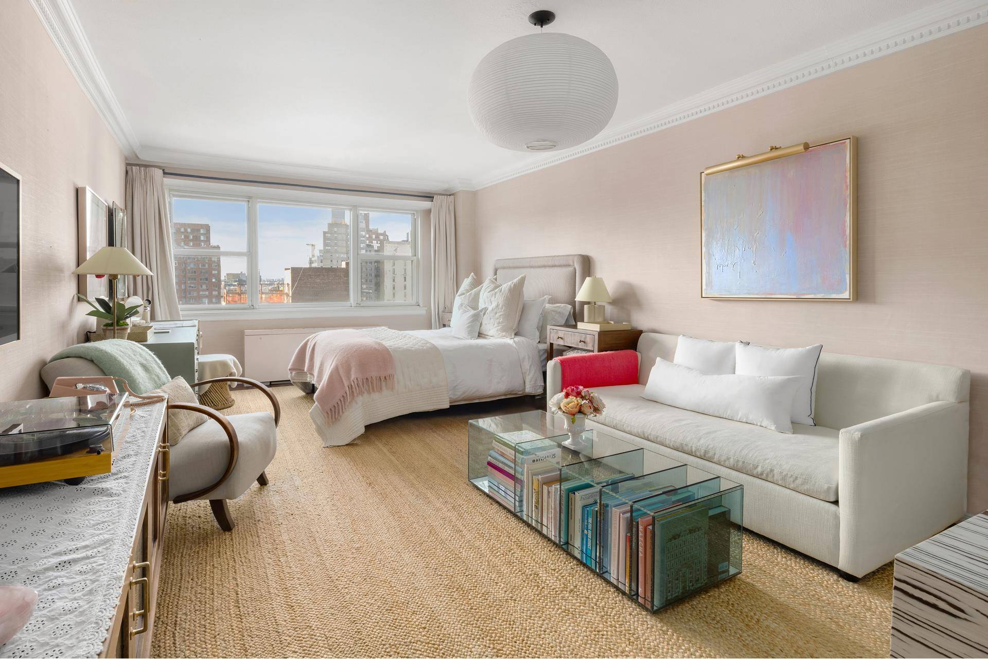 Stunning Greenwich Village Studio with Unobstructed NYC Views Nestled in the heart of Greenwich Village, this beautifully designed studio apartment offers a rare blend of classic charm and modern luxury.