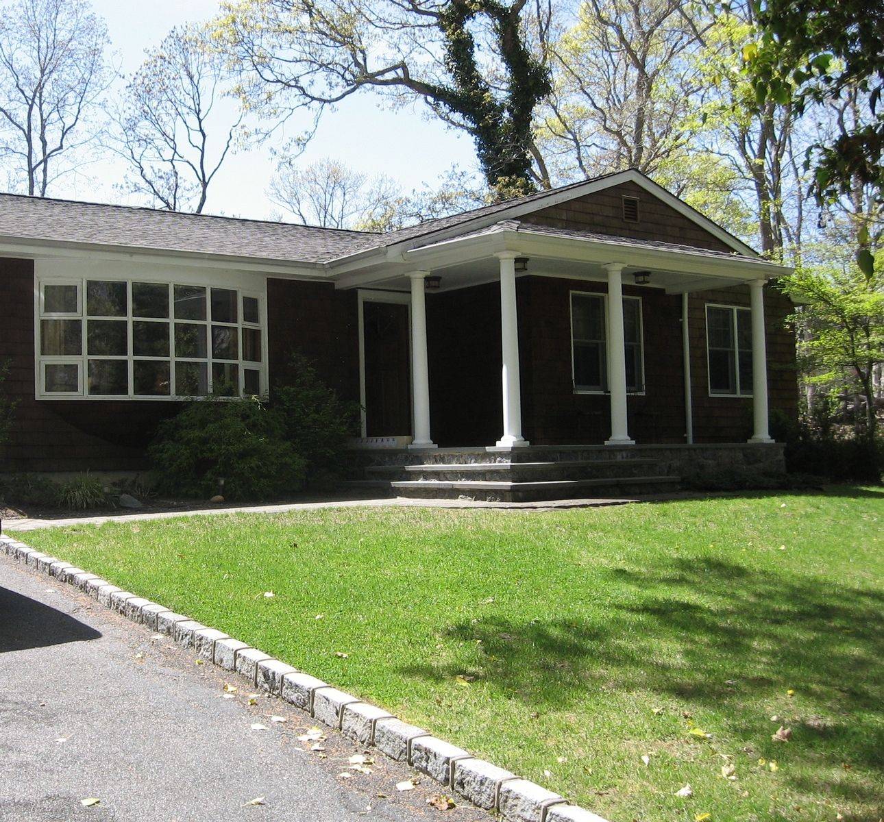 Southampton 3 BR, 3 BATH Immaculate Ranch Close to All