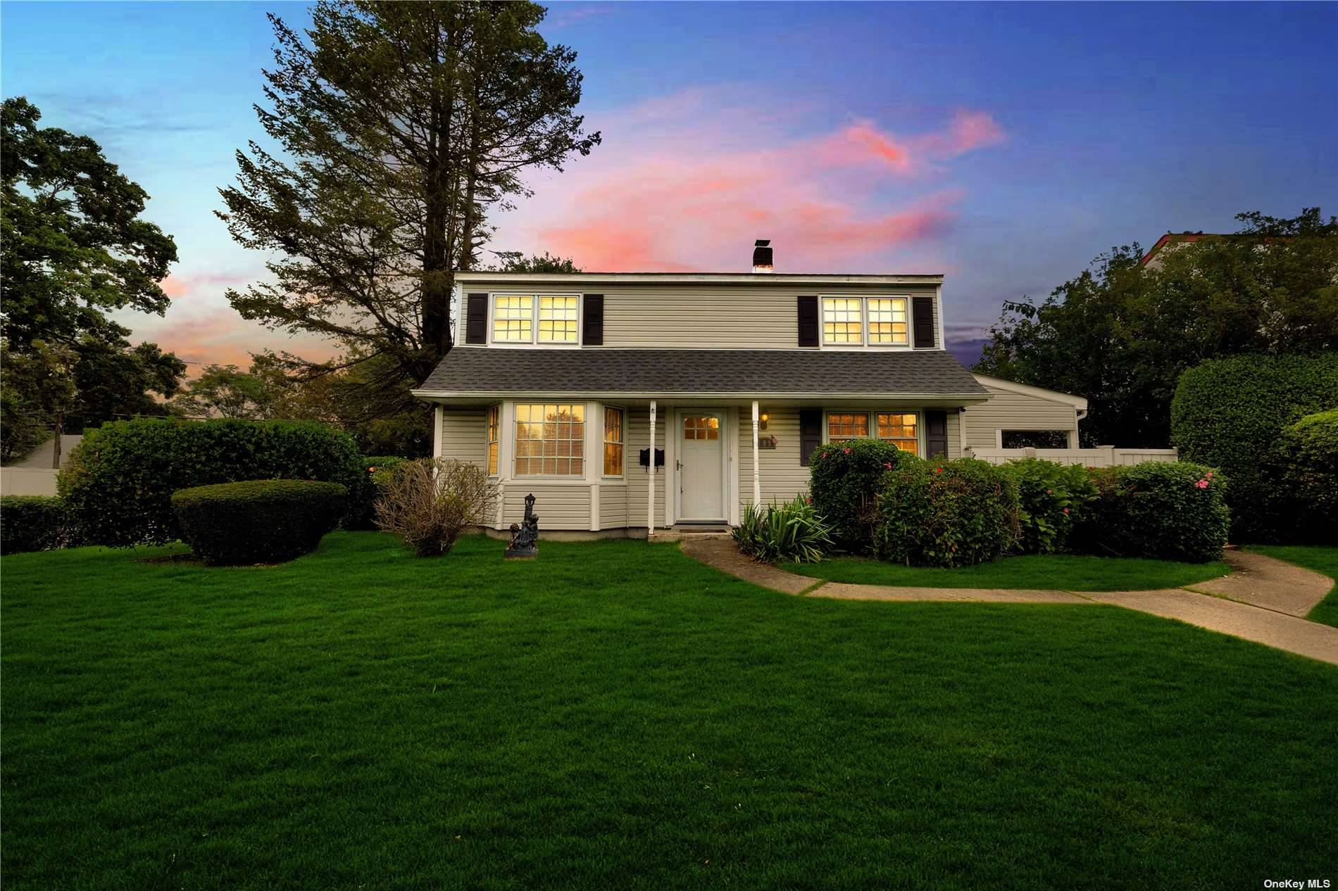Updated 4BR amp ; 1. 5 Bath Colonial Home On Over Sized Corner Lot in Levittown School District.
