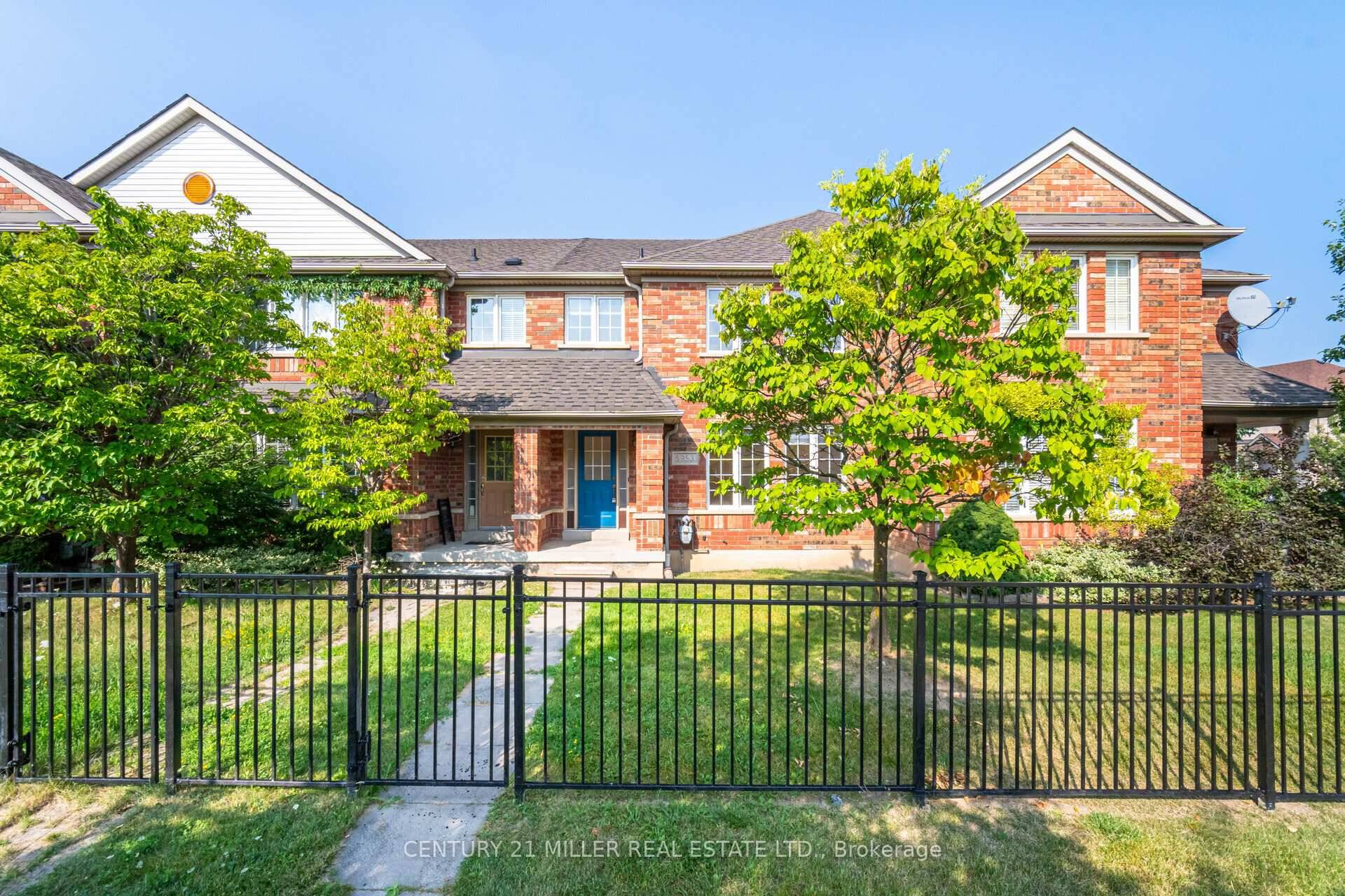 Spacious Freehold Townhome For Short Term or 1 Year Lease !