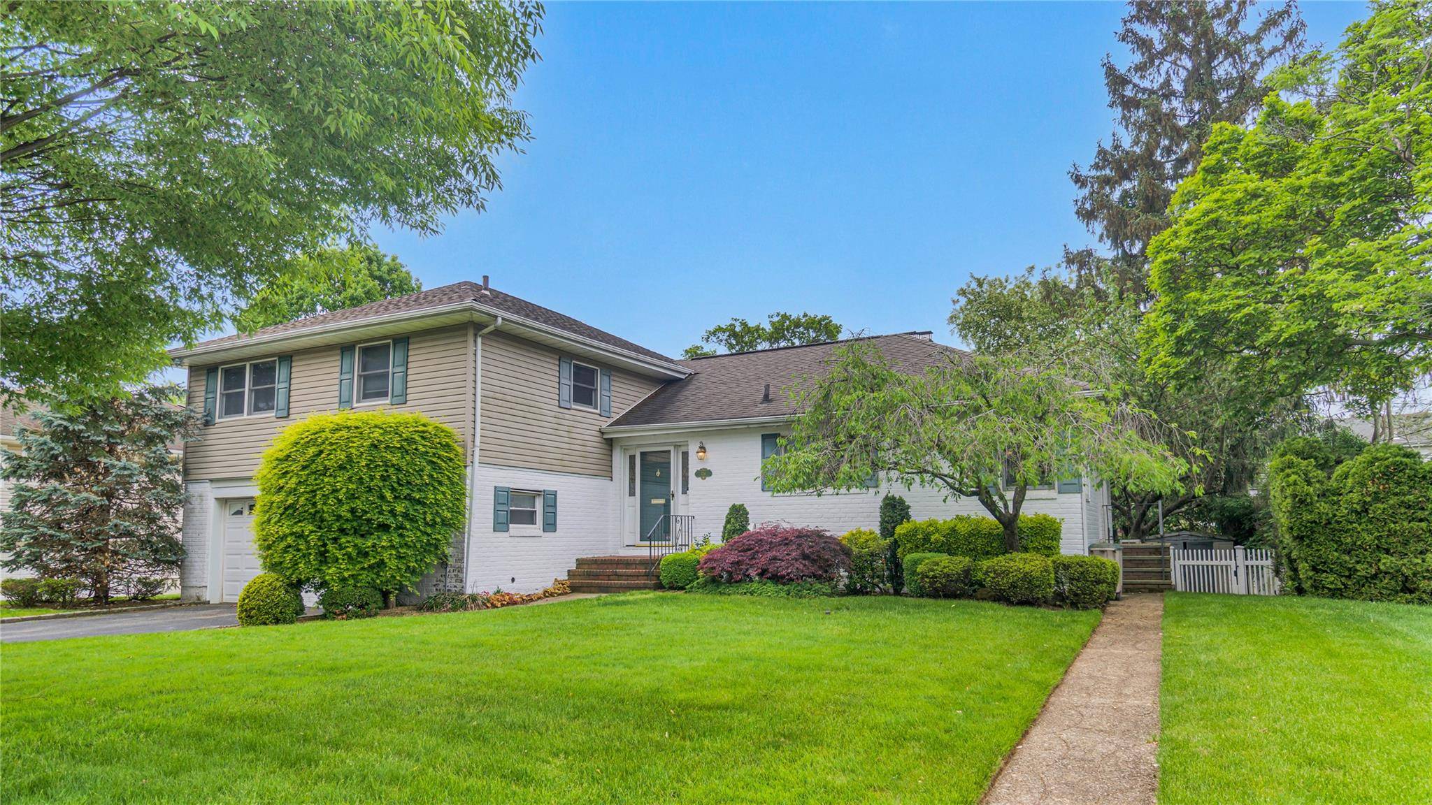 Welcome to 136 Lee Road a split level gem for rent in the heart of Garden City, where charm meets everyday convenience.