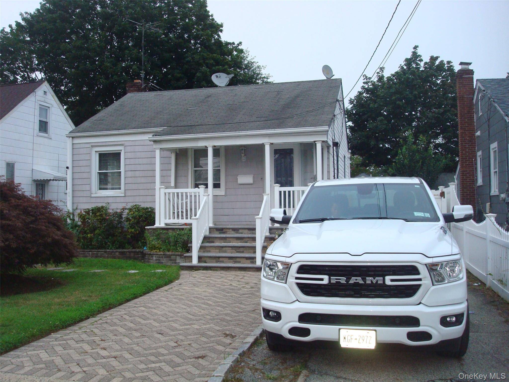 NICE AND COZY 3 BEDROOM HOUSE READY TO GO, FULL FINISHED BASEMENT IN A GREAT LOCATION CLOSE TO HOFSTRA AND MINS AWAY FROM SHOPPING MALL !