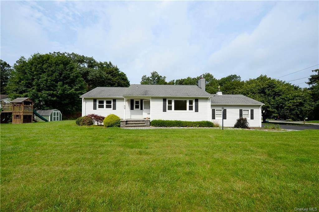 CREAM PUFF HOME ! SPACIOUS RANCH FEATURING NEWER SIDING AND WINDOWS, TASTEFULLY PAINTED AND BEAUTIFUL HARDWOOD FOORS, A GOURMET STYLE KITCHEN WITH GRANITE COUNTERS AND STAINLESS STEEL APPLIANCES, BOUTIQUE STYLE ...