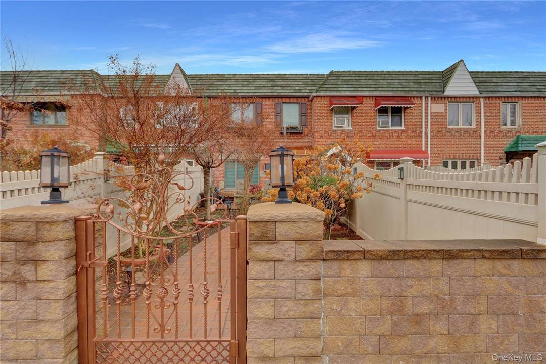 Gorgeous single family. Zoned R4B, is in excellent condition and combines modern comfort with prime convenience.