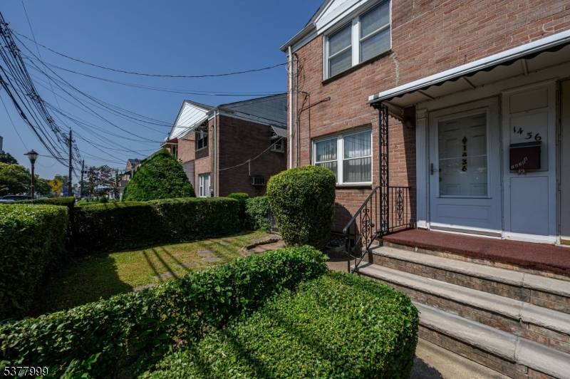 Lovely 2 Bed 2 Bath 1 2 Duplex in Hillside is ready and waiting for you !
