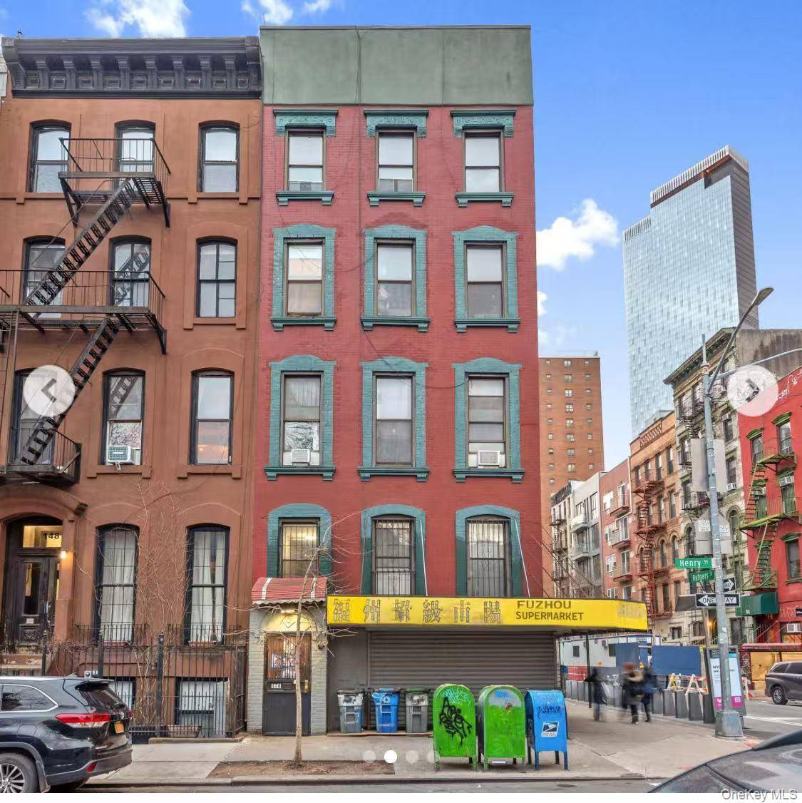 Just one minute subway ride from the up and coming white collar district of Lower East Side.