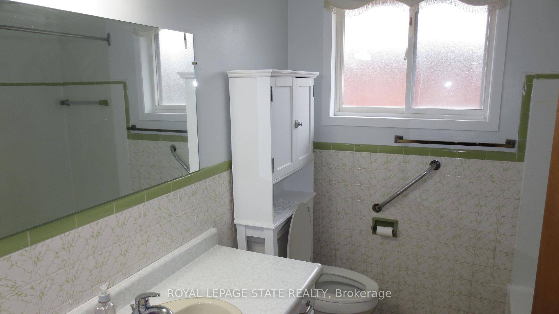 Great 3 bedroom, one level upper unit in a great neighbourhood.