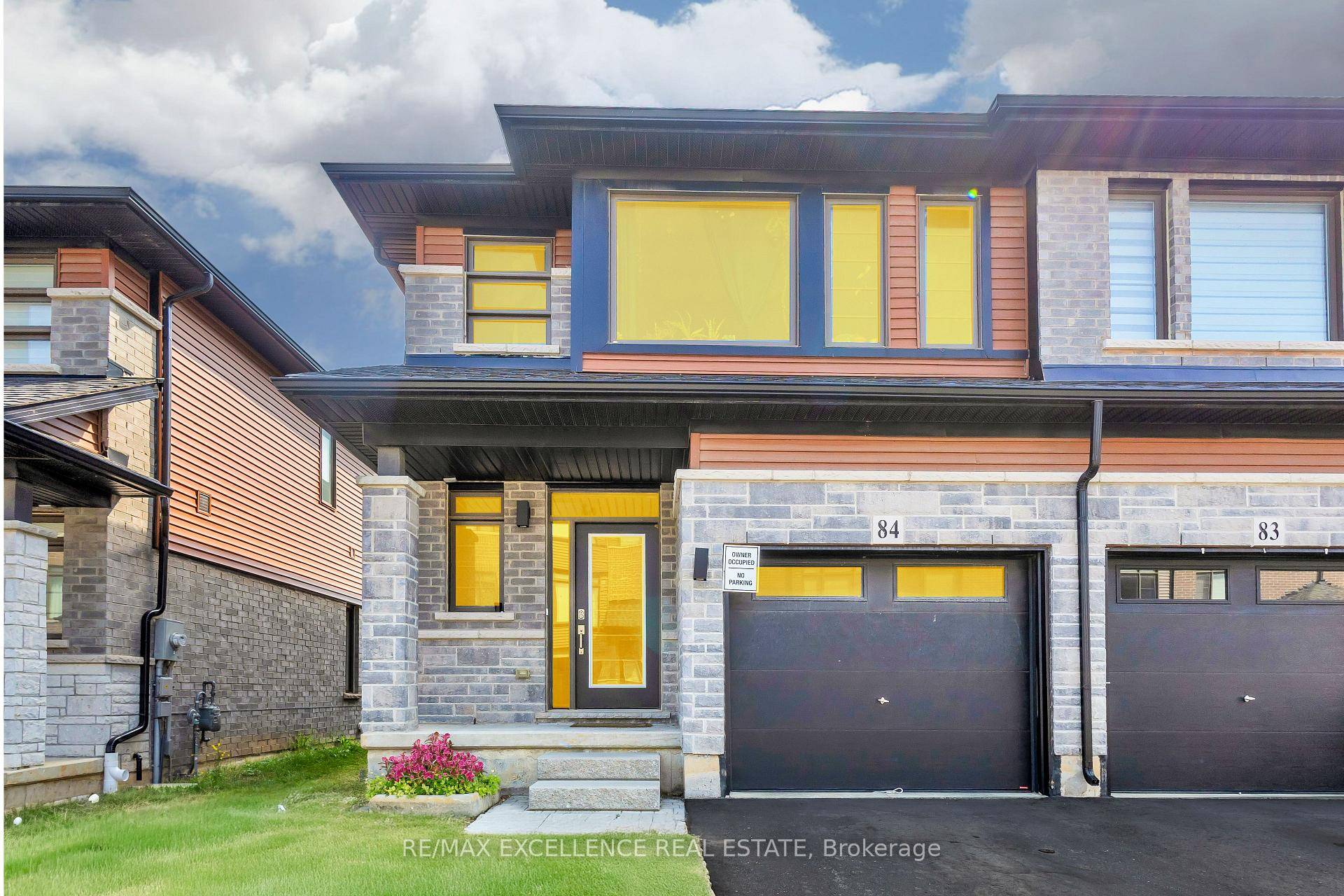 Discover this stunning brand new end unit townhome in the beautiful city of Paris !