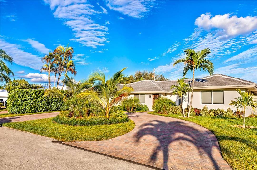 Discover your dream home in the coveted Imperial Point neighborhood, perfectly located near top rated private schools, major shops, and exceptional restaurants.