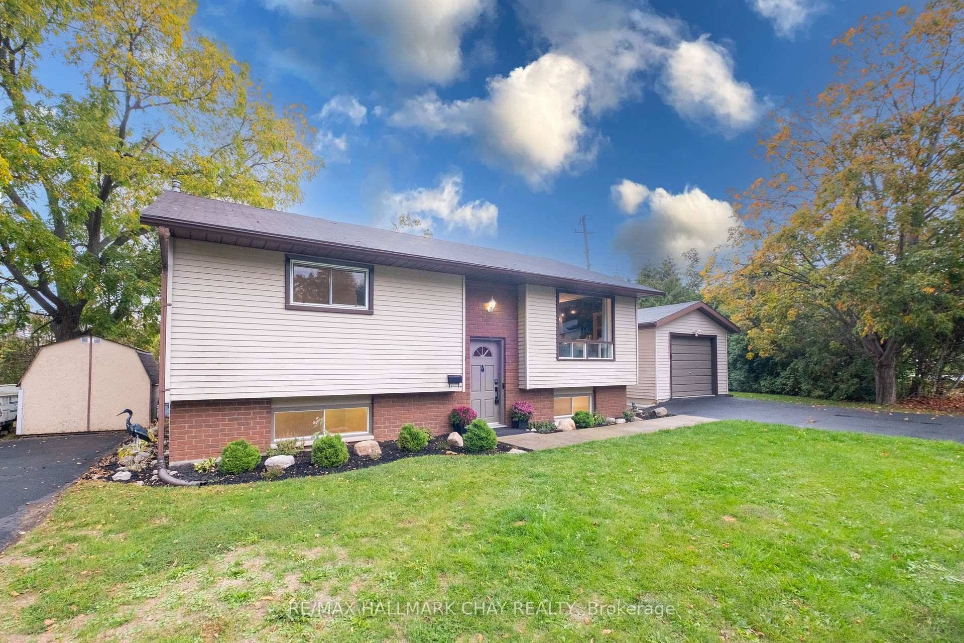 Welcome to this bright, open concept home in Orillia's desirable north ward.