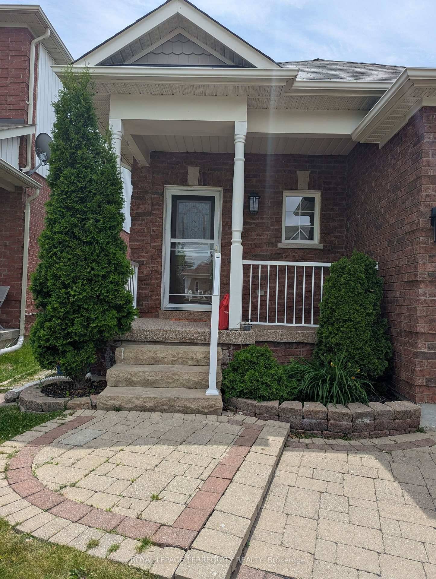 Main Floor Only Beautiful, Clean, Well maintained 2 Bed, 1 Bath Detached Bungalow W Single Car Garage In Oshawa's Sought After Pinecrest Community !